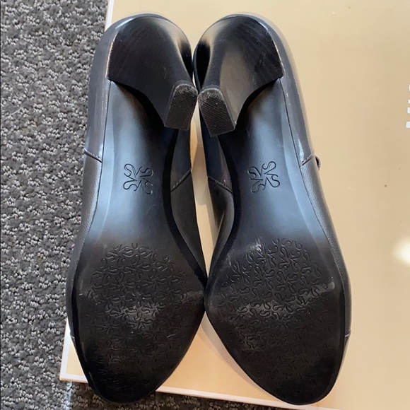 Simply Vera Vera Wang size 6 grey heels - Picture 3 of 3